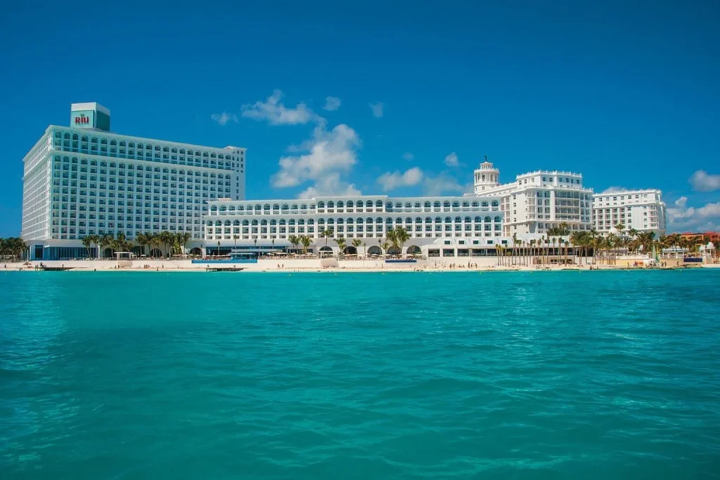 White beachfront resort rising above the turquoise Caribbean Sea, Hotel Riu Cancun, Cancun