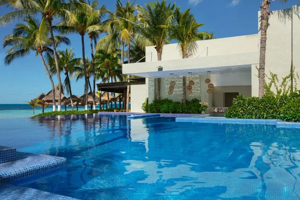 Pool bar with ocean view at Dreams Sands Cancun Resort & Spa in Cancun