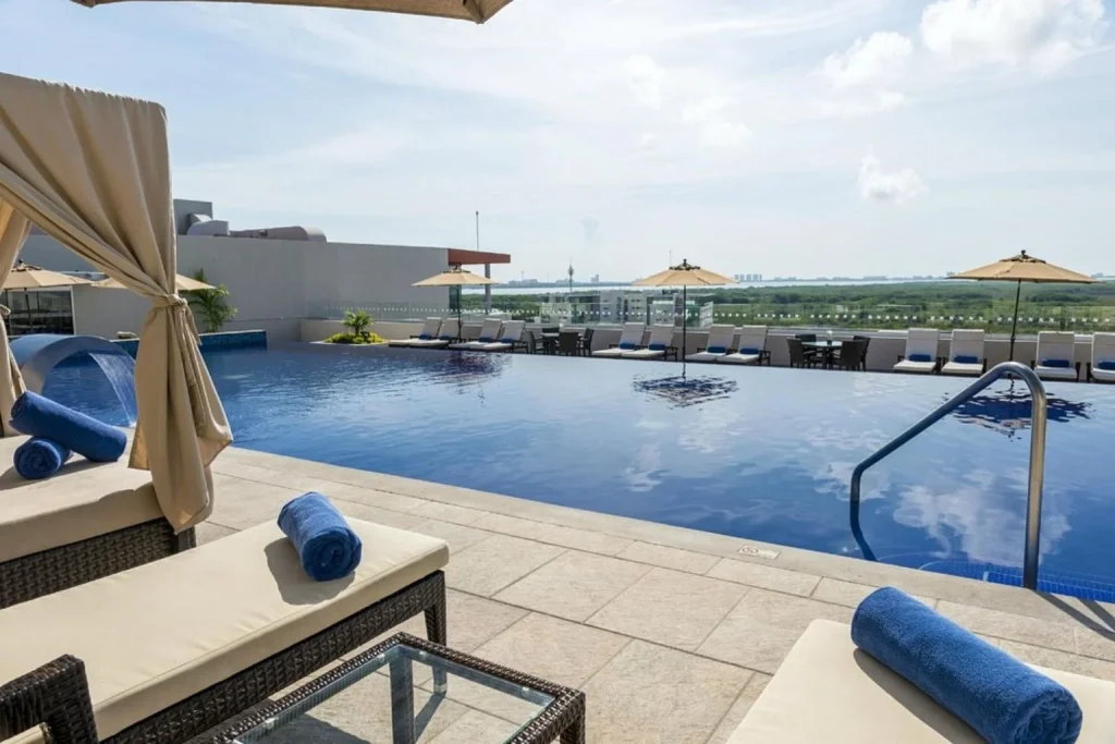 Rooftop infinity pool at Four Points by Sheraton Cancun Centro in Cancún, Mexico.