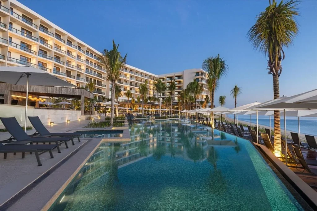 Oceanfront swimming pool at Hilton Cancun, All-Inclusive Resort in Cancún.