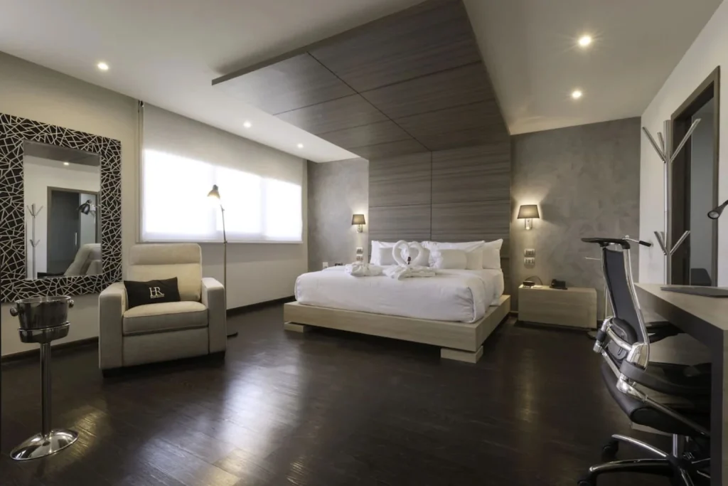 Deluxe king room at Hotel Riazor Aeropuerto in Cancún, Mexico.
