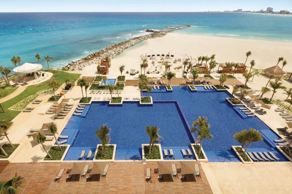 Oceanfront infinity pool with panoramic Caribbean Sea views at Hyatt Ziva Cancun All-Inclusive in Cancún, Mexico.