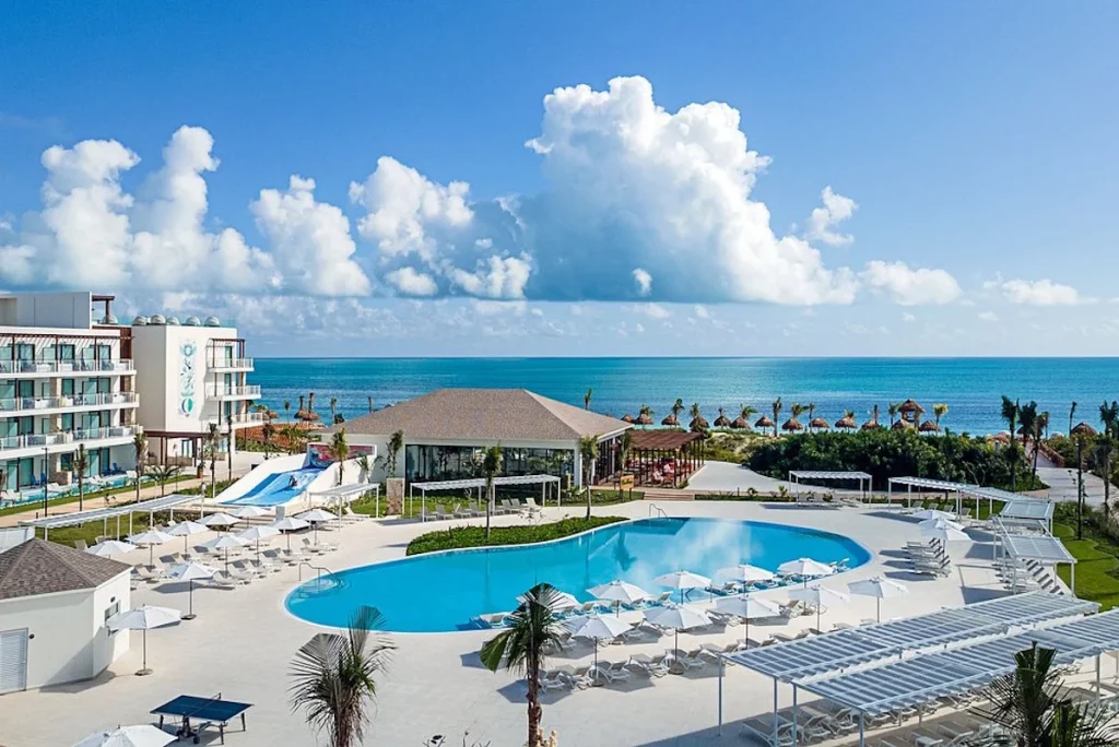 Oceanfront swimming pool with sun loungers and Caribbean Sea views at Ocean Allure Costa Mujeres in Costa Mujeres.