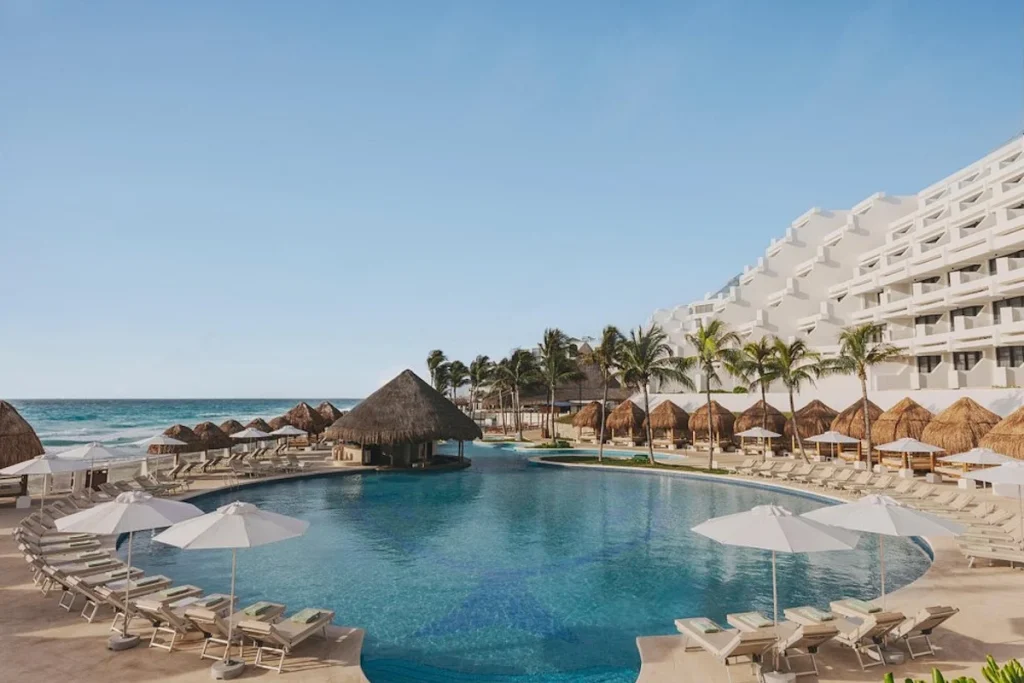 Oceanfront lagoon-style pool at Paradisus Cancún with swim-up bar and beach access