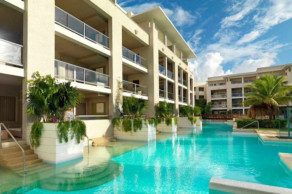 Main hotel with swim-up pool at Paradisus La Perla – Adults Only in Playa del Carmen, Riviera Maya.