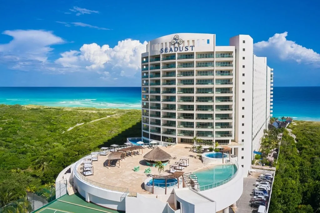Rooftop pool with Caribbean Sea view at Seadust Cancun Family Resort in Cancún, Mexico.