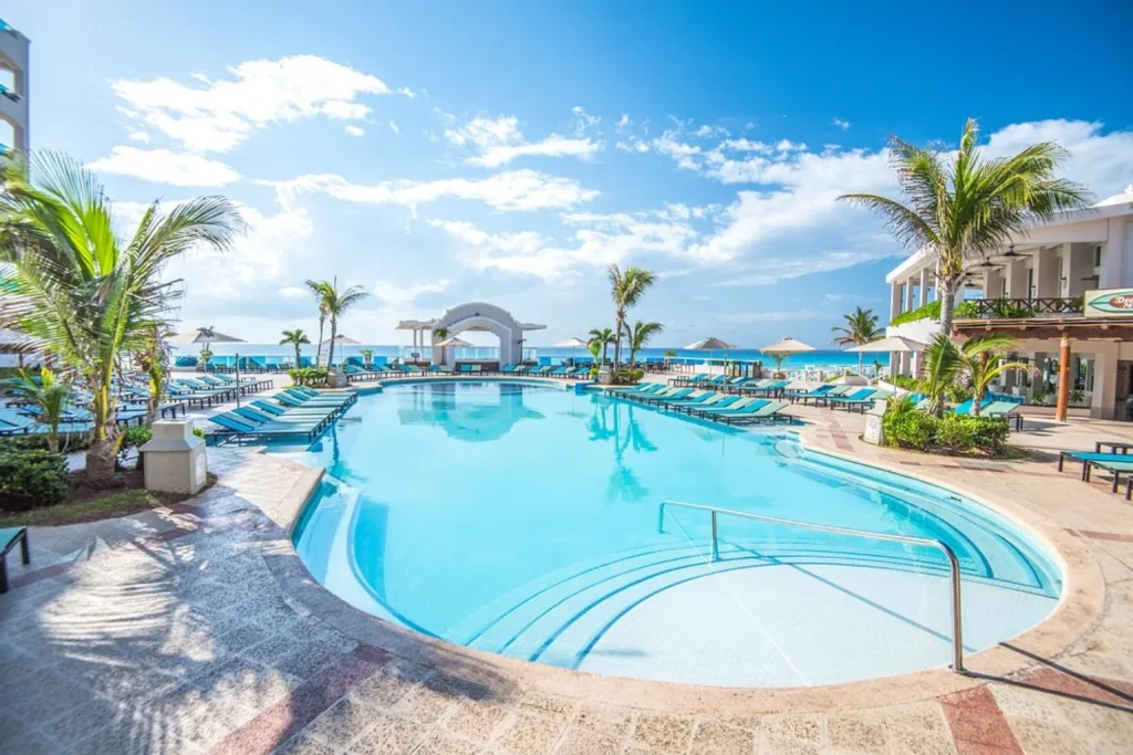 Swimming pool with ocean views at Sunscape Cancún By Hyatt Inclusive Collections