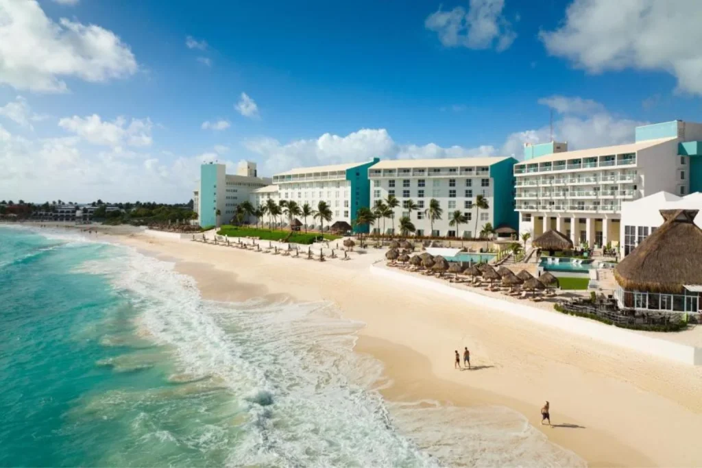 Beachfront view of The Westin Cancun Resort Villas & Spa.