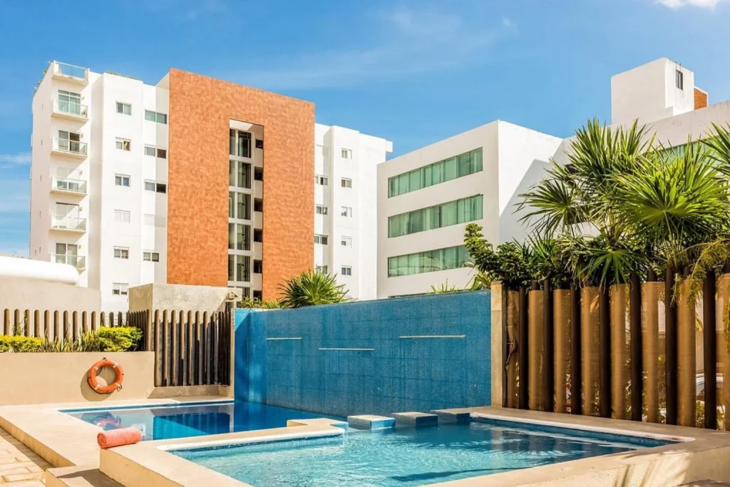 Outdoor pool at Wyndham Garden Cancun Downtown in Cancún.